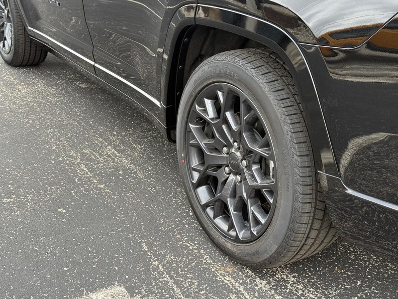 Jeep Grand Cherokee L Vehicle Full-screen Gallery Image 6