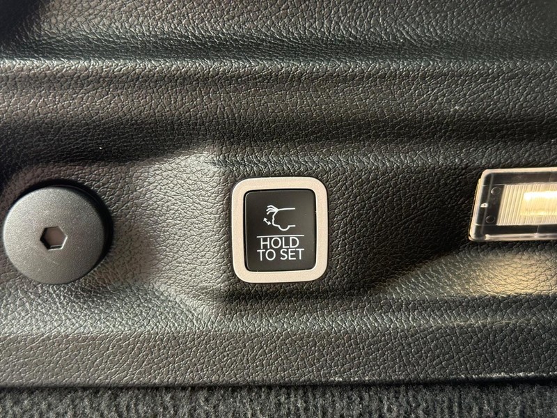 Jeep Grand Cherokee L Vehicle Full-screen Gallery Image 8