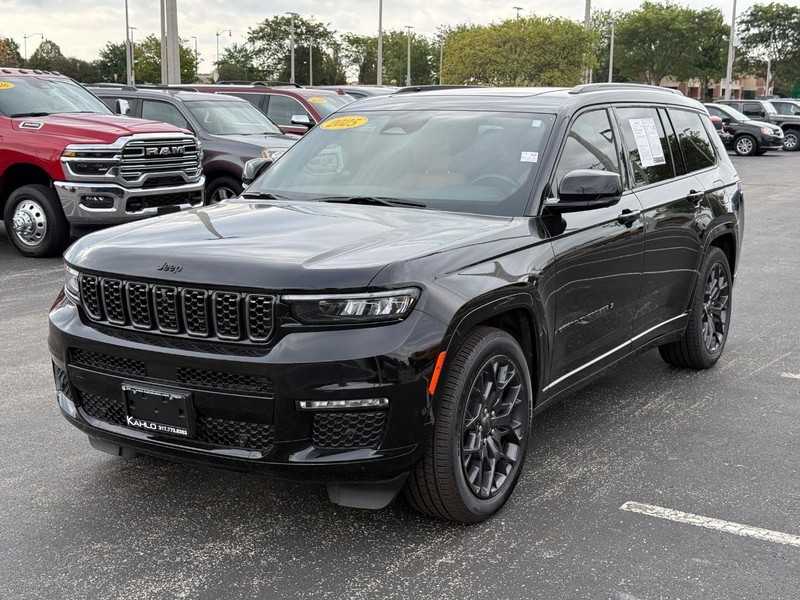 Jeep Grand Cherokee L Vehicle Full-screen Gallery Image 9