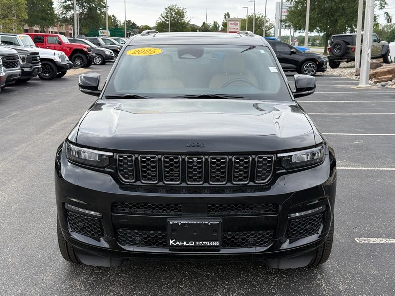 Jeep Grand Cherokee L Vehicle Full-screen Gallery Image 10