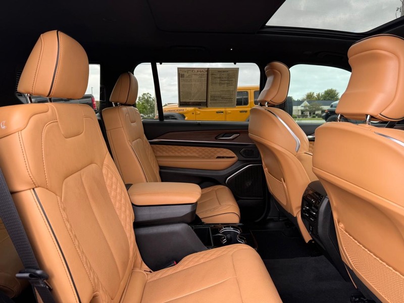 Jeep Grand Cherokee L Vehicle Full-screen Gallery Image 11