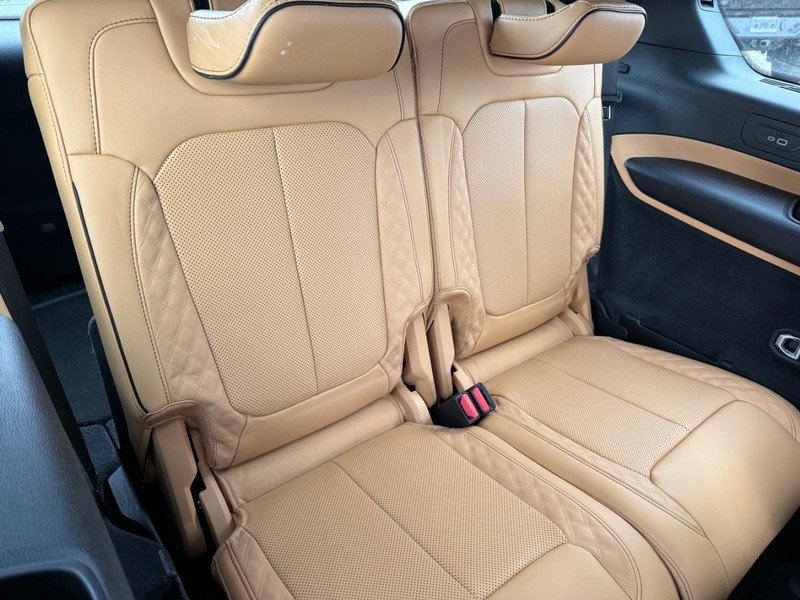 Jeep Grand Cherokee L Vehicle Full-screen Gallery Image 13