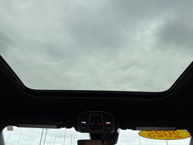 Jeep Grand Cherokee L Vehicle Full-screen Gallery Image 14
