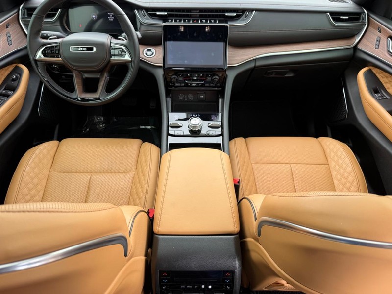 Jeep Grand Cherokee L Vehicle Full-screen Gallery Image 15