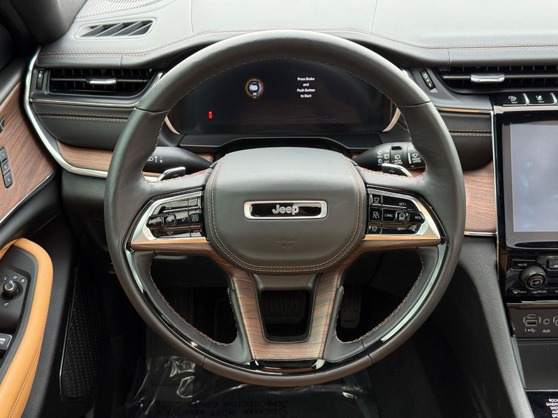 Jeep Grand Cherokee L Vehicle Full-screen Gallery Image 16