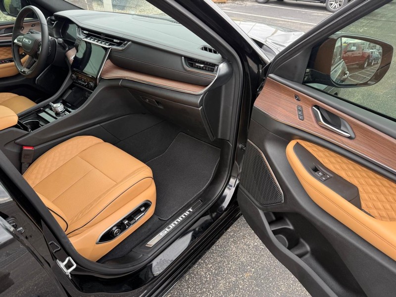 Jeep Grand Cherokee L Vehicle Full-screen Gallery Image 17