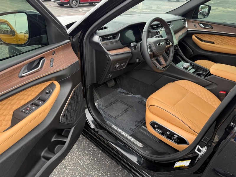 Jeep Grand Cherokee L Vehicle Full-screen Gallery Image 19
