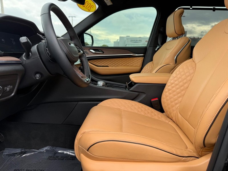 Jeep Grand Cherokee L Vehicle Full-screen Gallery Image 20