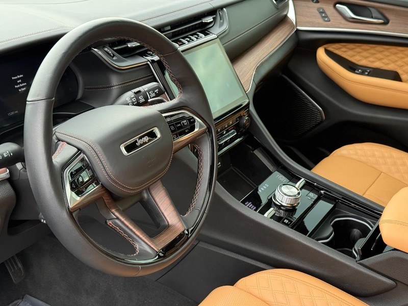 Jeep Grand Cherokee L Vehicle Full-screen Gallery Image 21