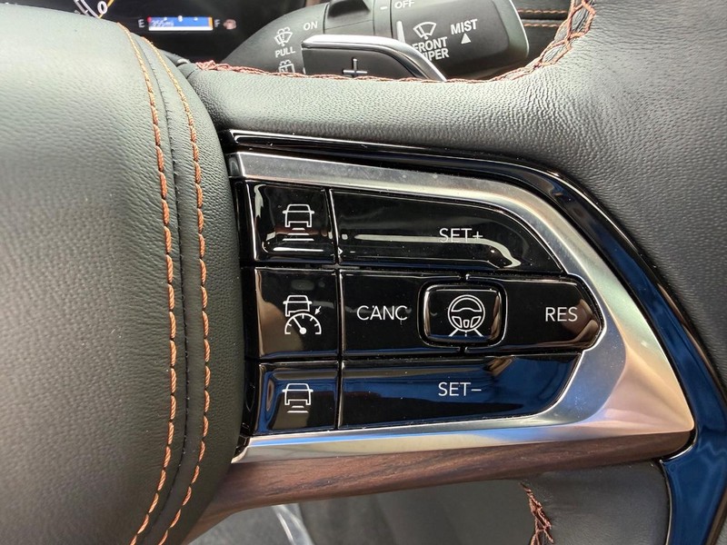 Jeep Grand Cherokee L Vehicle Full-screen Gallery Image 23