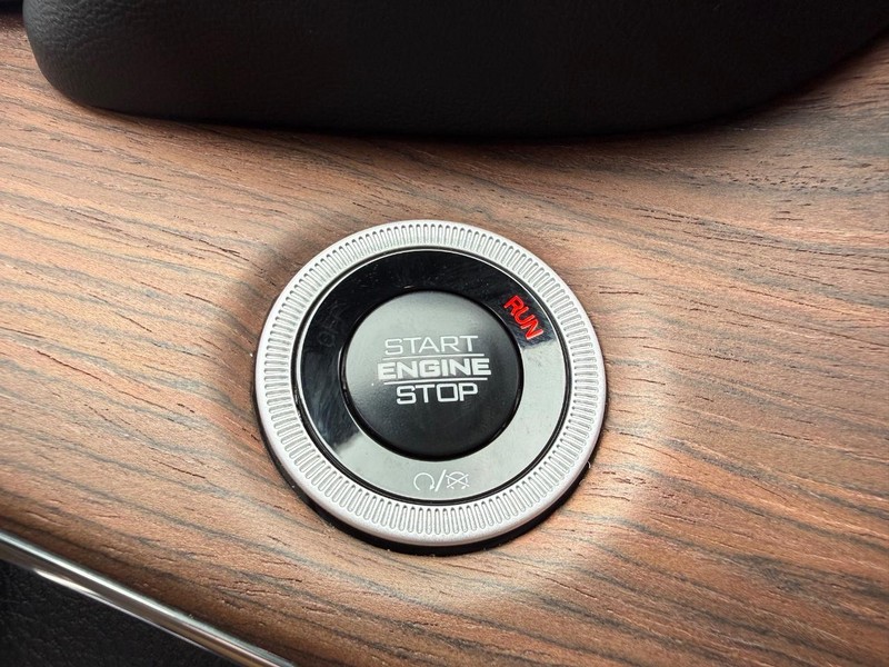 Jeep Grand Cherokee L Vehicle Full-screen Gallery Image 24