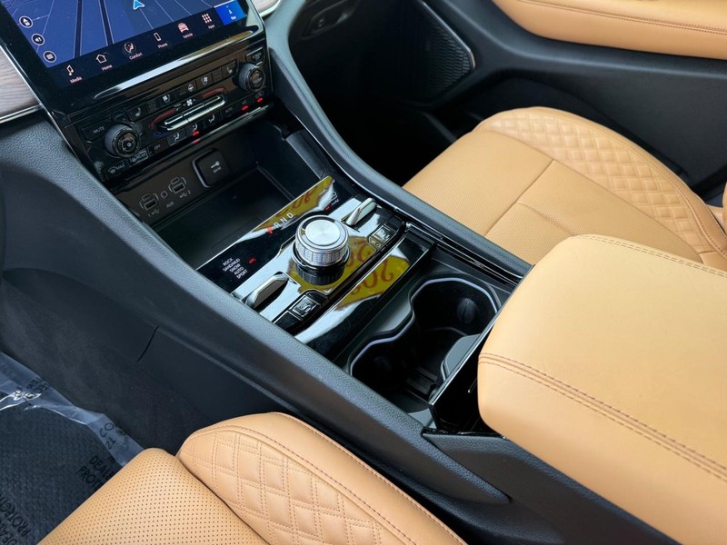 Jeep Grand Cherokee L Vehicle Full-screen Gallery Image 29