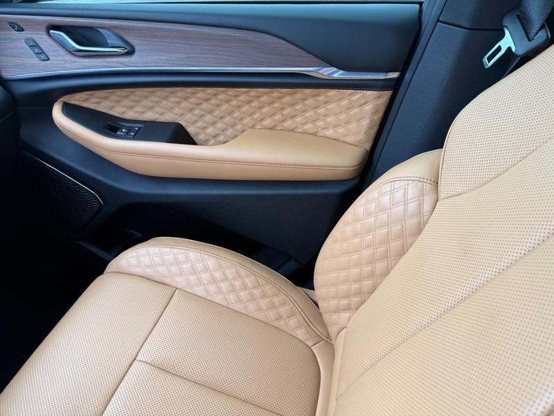 Jeep Grand Cherokee L Vehicle Full-screen Gallery Image 30