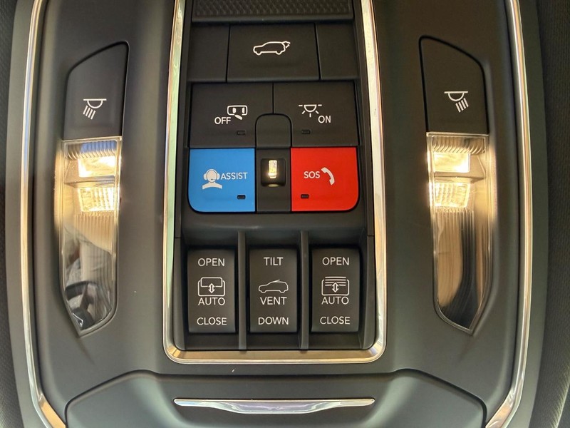 Jeep Grand Cherokee L Vehicle Full-screen Gallery Image 31