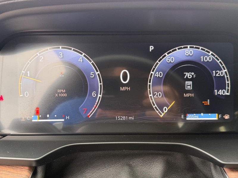 Jeep Grand Cherokee L Vehicle Full-screen Gallery Image 32