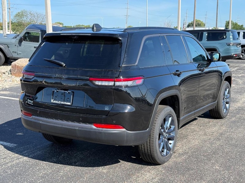 Jeep Grand Cherokee Vehicle Full-screen Gallery Image 3