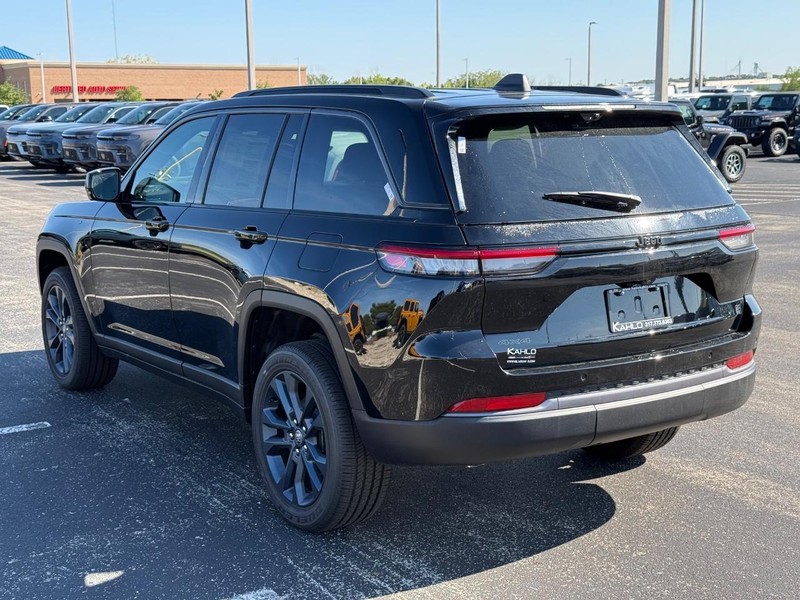 Jeep Grand Cherokee Vehicle Full-screen Gallery Image 5