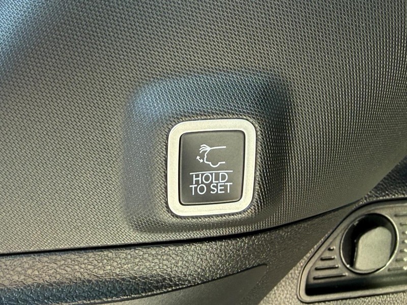 Jeep Grand Cherokee Vehicle Full-screen Gallery Image 8