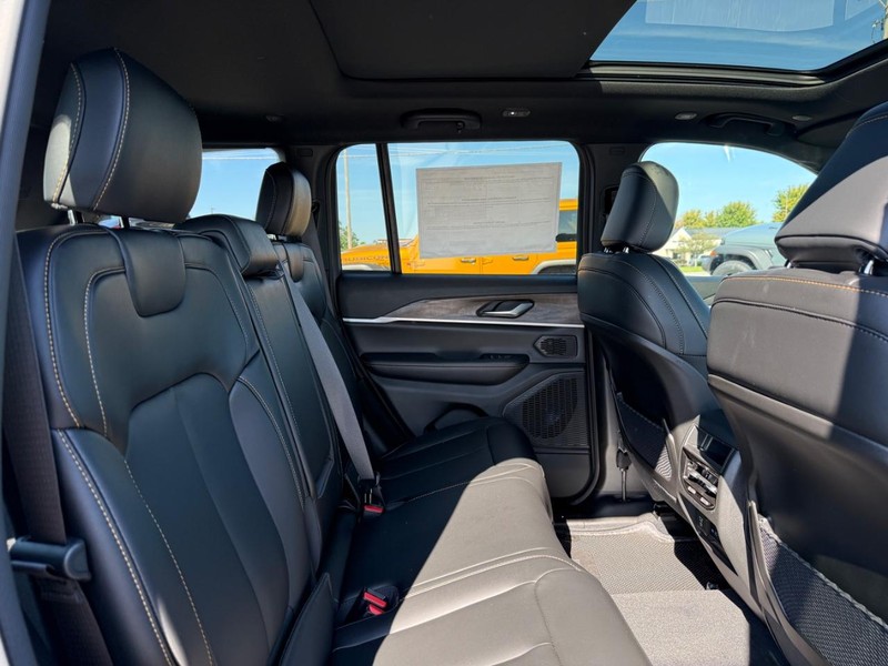 Jeep Grand Cherokee Vehicle Full-screen Gallery Image 11