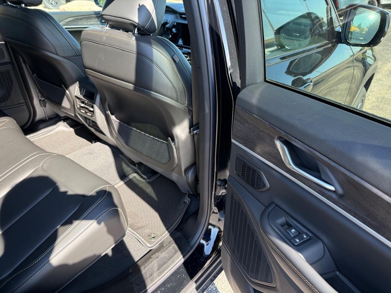 Jeep Grand Cherokee Vehicle Full-screen Gallery Image 12
