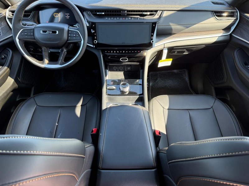 Jeep Grand Cherokee Vehicle Full-screen Gallery Image 14