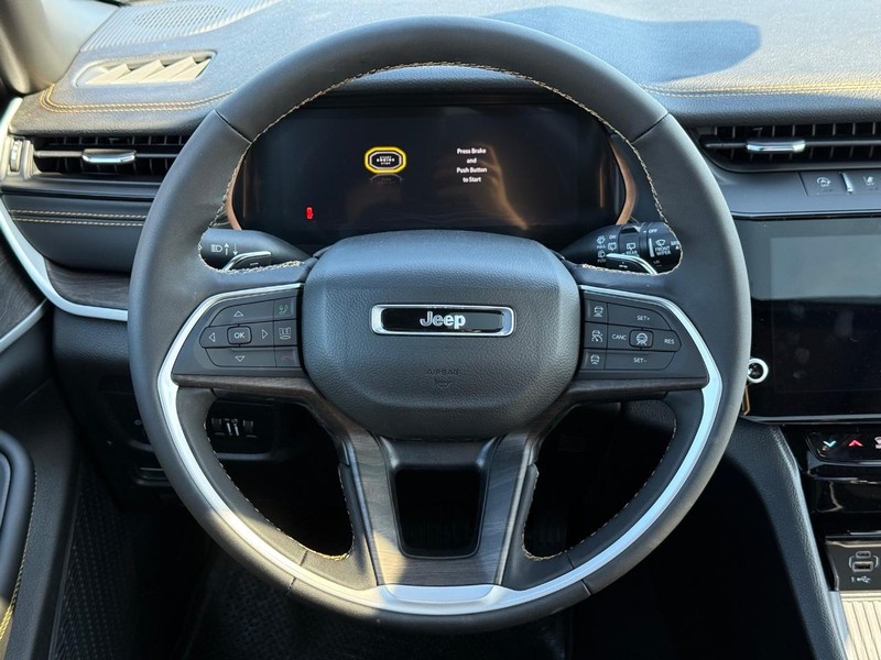 Jeep Grand Cherokee Vehicle Full-screen Gallery Image 15