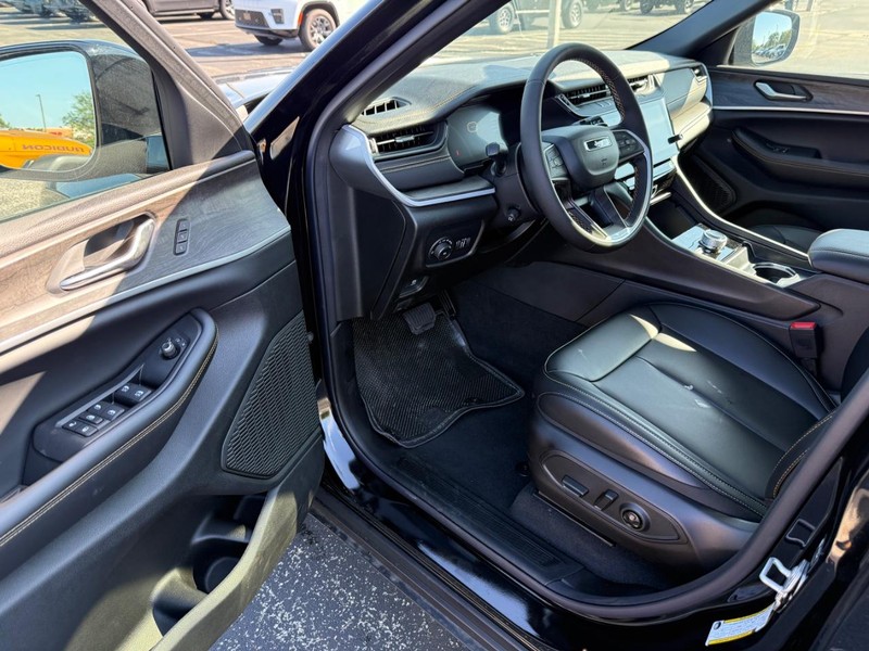 Jeep Grand Cherokee Vehicle Full-screen Gallery Image 18