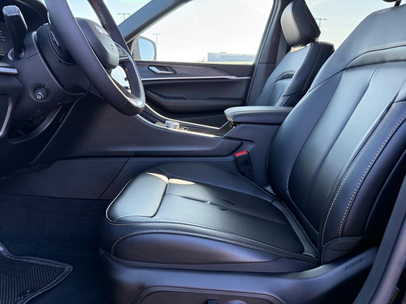 Jeep Grand Cherokee Vehicle Full-screen Gallery Image 19