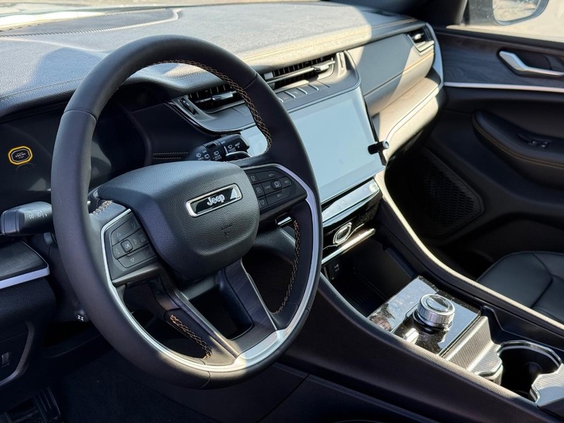 Jeep Grand Cherokee Vehicle Full-screen Gallery Image 20