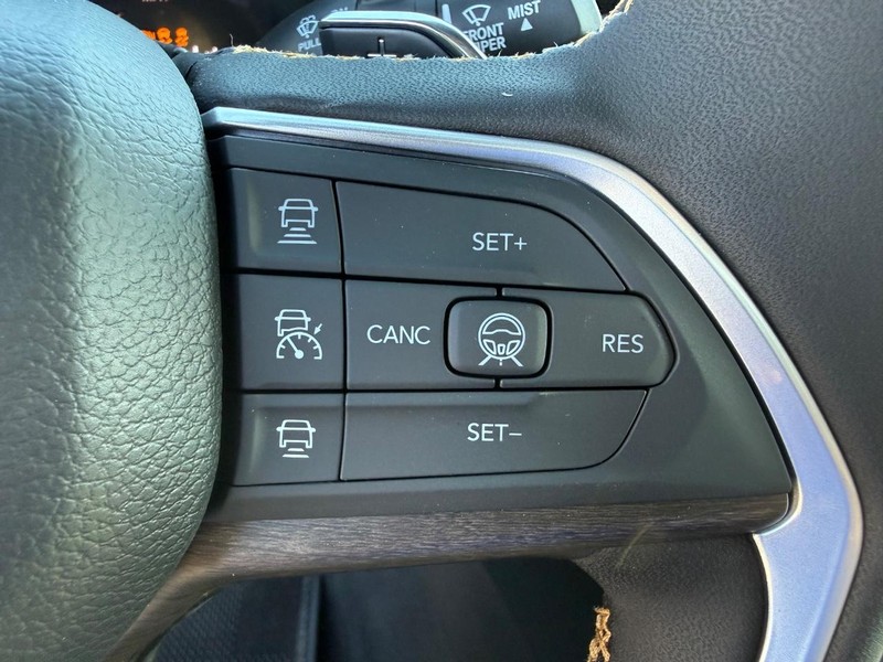 Jeep Grand Cherokee Vehicle Full-screen Gallery Image 22