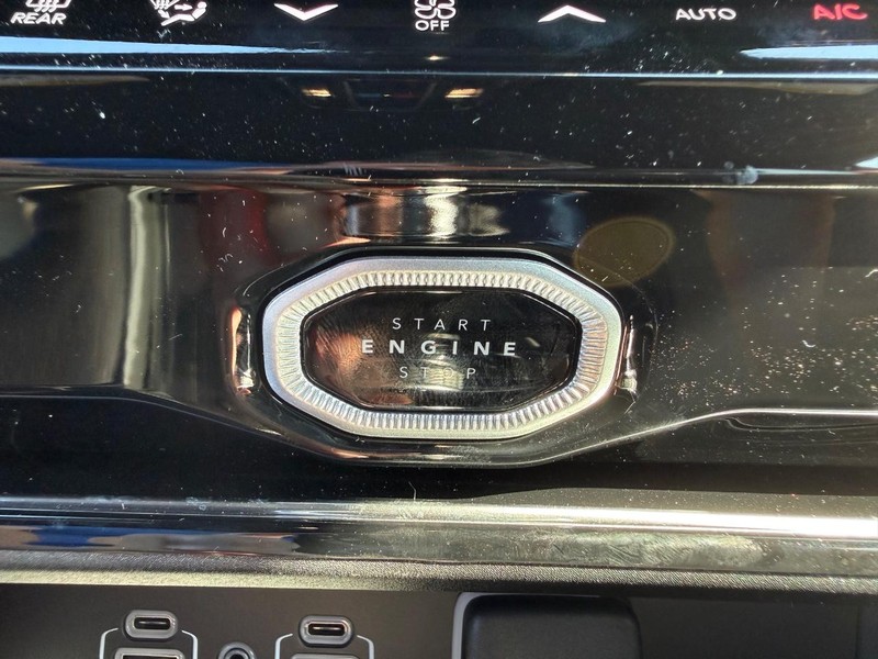 Jeep Grand Cherokee Vehicle Full-screen Gallery Image 23