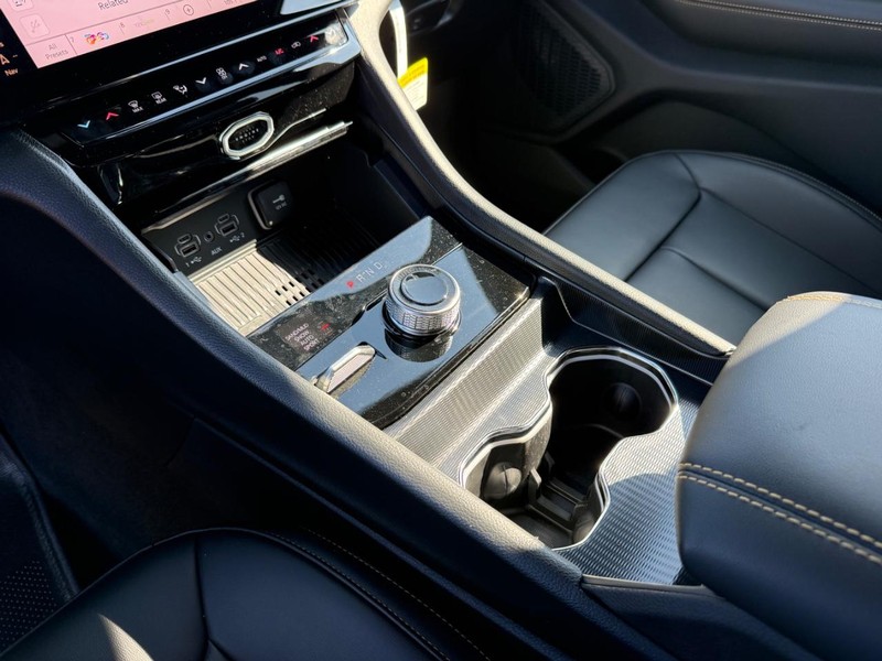 Jeep Grand Cherokee Vehicle Full-screen Gallery Image 26