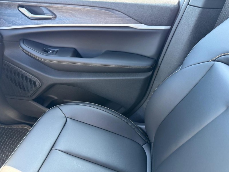 Jeep Grand Cherokee Vehicle Full-screen Gallery Image 27