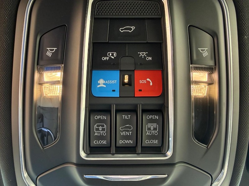 Jeep Grand Cherokee Vehicle Full-screen Gallery Image 28