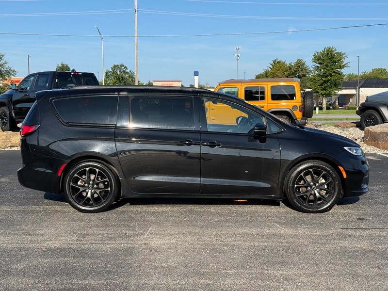Chrysler Pacifica Vehicle Full-screen Gallery Image 2