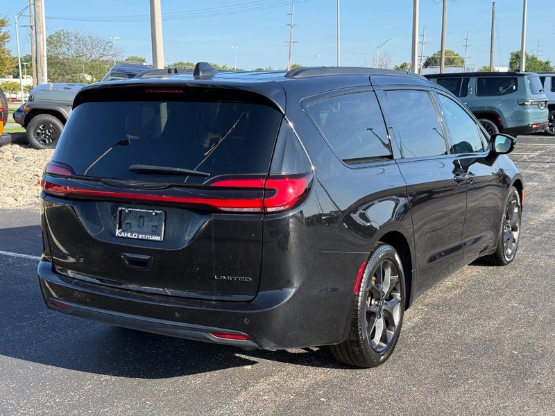 Chrysler Pacifica Vehicle Full-screen Gallery Image 3
