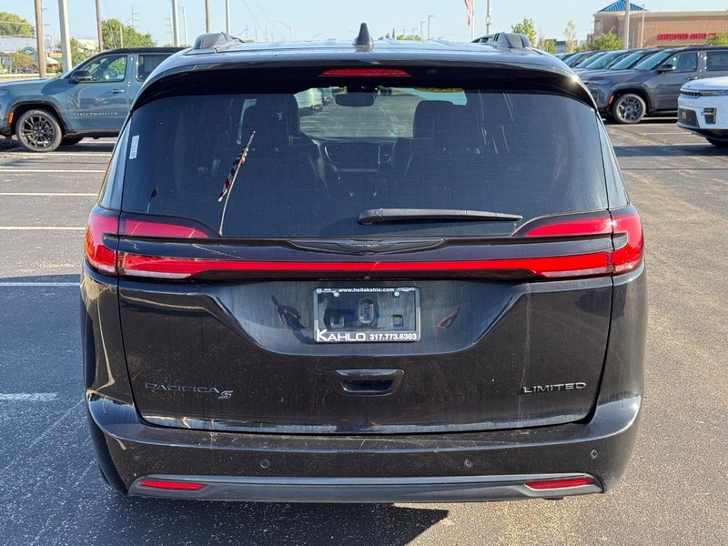 Chrysler Pacifica Vehicle Full-screen Gallery Image 4