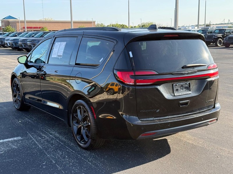 Chrysler Pacifica Vehicle Full-screen Gallery Image 5