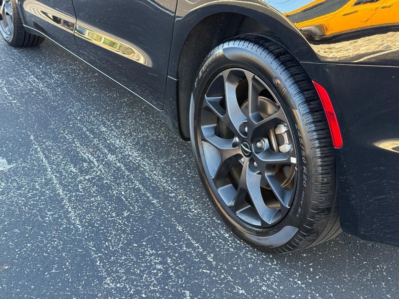 Chrysler Pacifica Vehicle Full-screen Gallery Image 6