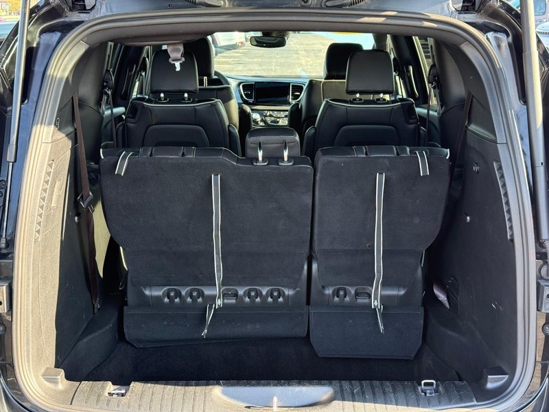 Chrysler Pacifica Vehicle Full-screen Gallery Image 7