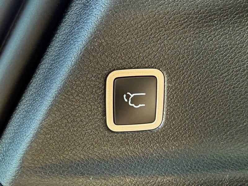 Chrysler Pacifica Vehicle Full-screen Gallery Image 8