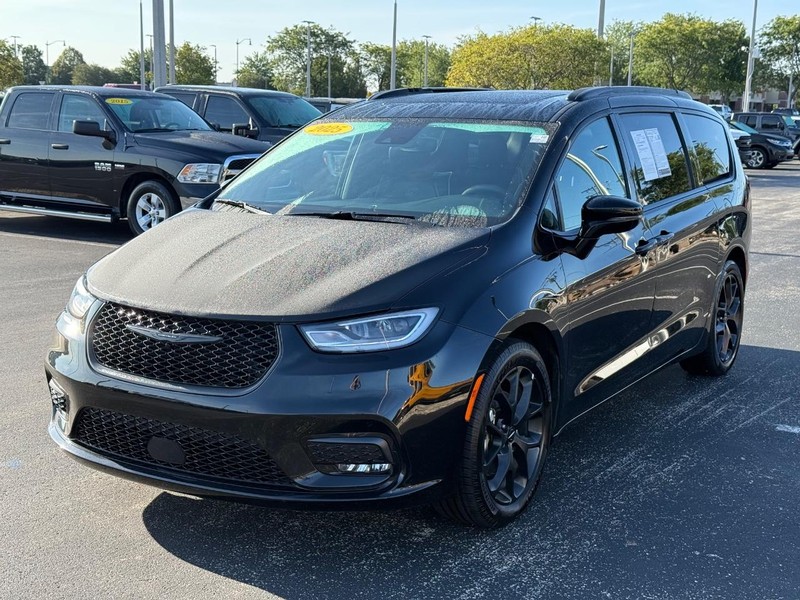 Chrysler Pacifica Vehicle Full-screen Gallery Image 9