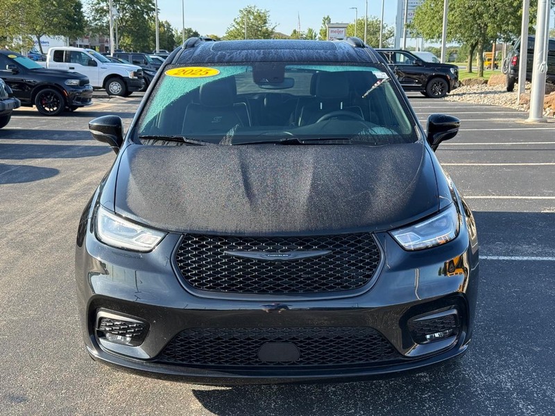 Chrysler Pacifica Vehicle Full-screen Gallery Image 10