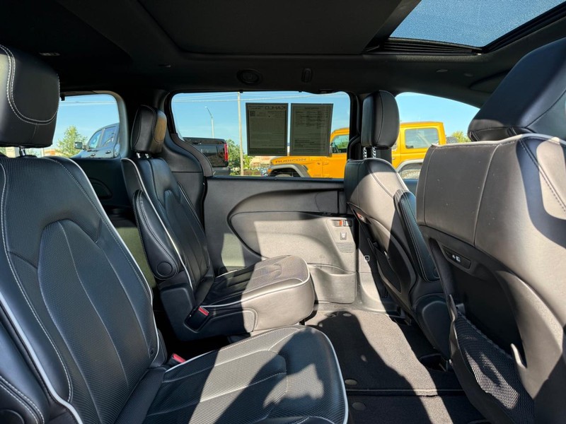 Chrysler Pacifica Vehicle Full-screen Gallery Image 11