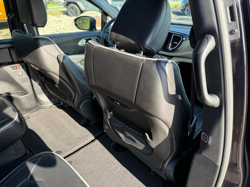 Chrysler Pacifica Vehicle Full-screen Gallery Image 12