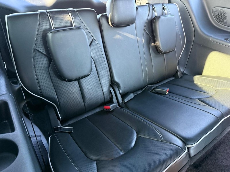 Chrysler Pacifica Vehicle Full-screen Gallery Image 13