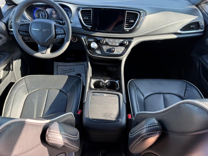 Chrysler Pacifica Vehicle Full-screen Gallery Image 15