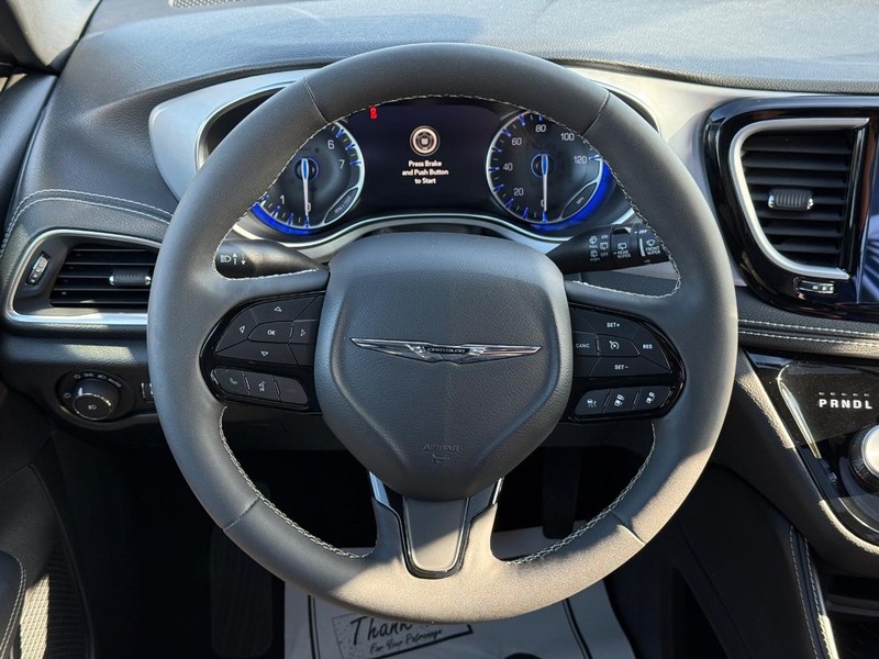 Chrysler Pacifica Vehicle Full-screen Gallery Image 16