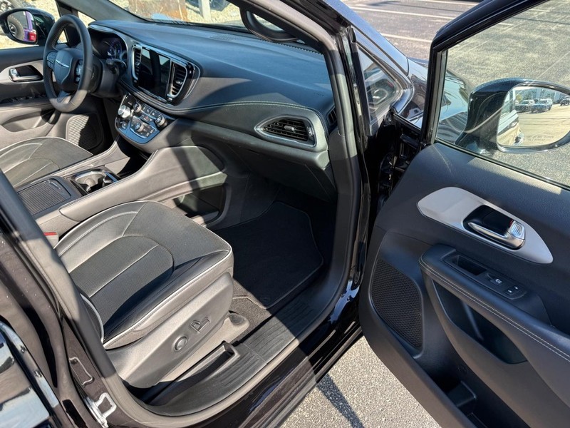 Chrysler Pacifica Vehicle Full-screen Gallery Image 17
