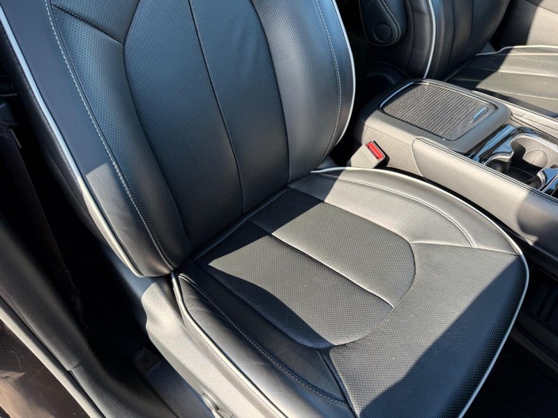 Chrysler Pacifica Vehicle Full-screen Gallery Image 18